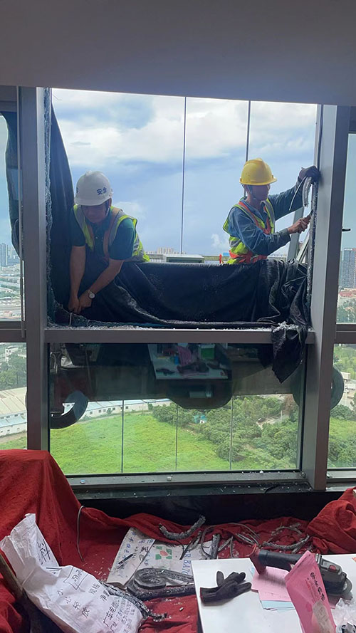 高空大板玻璃更换 电梯玻璃